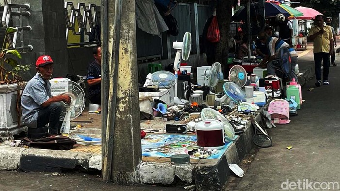 PKL Kuasai Trotoar Jalan KS Tubun, Pejalan Kaki Minggir PKL memenuhi trotoar di Jalan KS Tubun, Jakarta. Hal ini dikeluhkan pejalan kaki karena akses mereka terganggu.
