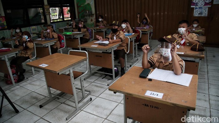 Guru memberikan materi pelajaran saat Pembelajaran Tatap Muka Terbatas di kawasan SDN 13 Pagi Sunter Agung, Jakarta Utara, Rabu (8/9).