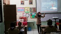 Untuk durasi belajar itu dimulai dari pukul 7.30 WIB-10.00 WIB dengan total durasi 105 menit. Dan, dalam satu ruangan juga hanya diisi oleh 16 anak saja.