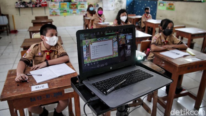 Guru memberikan materi pelajaran saat Pembelajaran Tatap Muka Terbatas di kawasan SDN 13 Pagi Sunter Agung, Jakarta Utara, Rabu (8/9).