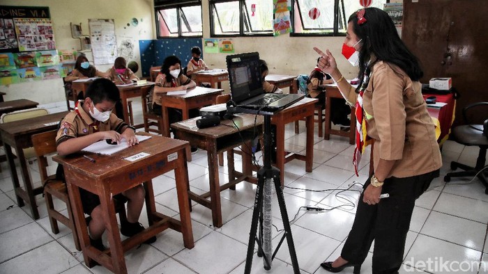 Guru memberikan materi pelajaran saat Pembelajaran Tatap Muka Terbatas di kawasan SDN 13 Pagi Sunter Agung, Jakarta Utara, Rabu (8/9).