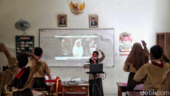 Guru memberikan materi pelajaran saat Pembelajaran Tatap Muka Terbatas di kawasan SDN 13 Pagi Sunter Agung, Jakarta Utara, Rabu (8/9).