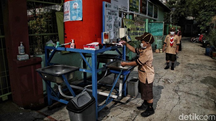 Guru memberikan materi pelajaran saat Pembelajaran Tatap Muka Terbatas di kawasan SDN 13 Pagi Sunter Agung, Jakarta Utara, Rabu (8/9).