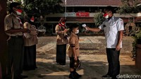 Alur masuk siswa-siswi ke dalam lingkungan sekolah pun diawali dengan mencuci tangan dan pengecekan suhu guna memberikan rasa aman dan nyaman terhadap sesama.