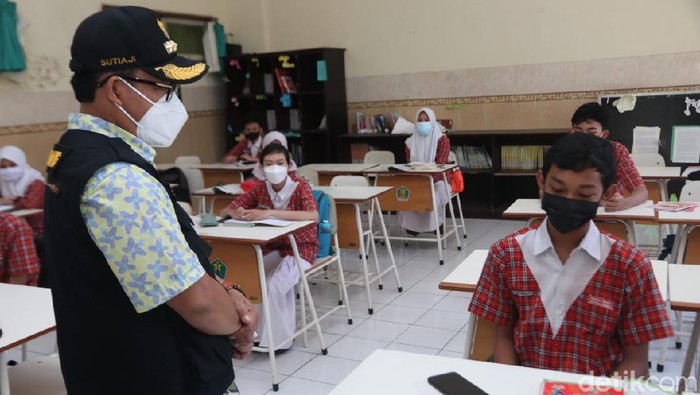 Pembelajaran tatap muka (PTM) untuk SD dan SMP di Kota Malang sudah digelar. Wali Kota Sutiaji meminta aspek kesehatan menjadi komitmen utama.
