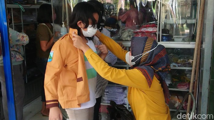 Menjelang Pembelajaran Tatap Muka (PTM) terbatas, banyak wali murid yang kelabakan cari seragam sekolah. Sejumlah toko di Tulungagung ramai pembeli.