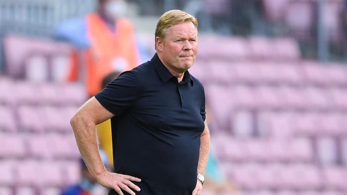 BARCELONA, SPAIN - AUGUST 29: Head coach Ronald Koeman of FC Barcelona looks on during the La Liga Santader match between FC Barcelona and Getafe CF at Camp Nou on August 29, 2021 in Barcelona, Spain. (Photo by David Ramos/Getty Images)