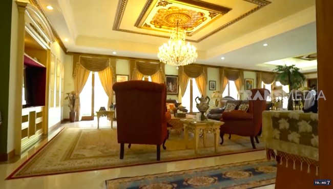 Interior bernuansa klasik-modern menjadi tema utama rumah tersebut. Lampu kristalnya saja didatangkan dari Ceko. Kebetulan omku tinggal di Ceko, jadi bisa pesan langsung, kata Inggrid di acara Sobat Misqueen. Ia mengaku, membelinya pada tahun 1990-an, ketika itu harganya masih Rp 20 jutaan. (Foto: YouTube/Trans7)