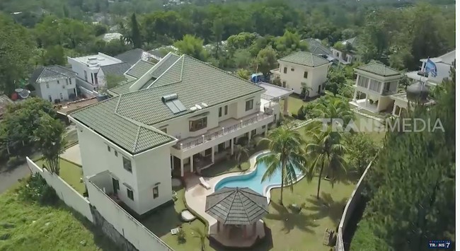 Inilah rumah Inggrid Kansil bersama suaminya, Wakil Ketua MPR RI Syarief Hasan. Hunian yang berada di kawasan Sentul, Jawa Barat, itu terdiri dari sebuah rumah utama yang dikelilingi beberapa bangunan kecil. Bangunan utama diisi interior mewah, salah satunya lampu kristal yang diimpor dari Ceko. Di halaman belakang rumah, terdapat kolam renang dengan beberapa pohon kelapa yang menghadirkan suasana tropis ala pantai. Kabarnya, rumah ini berdiri di atas lahan seluas 4.000 meter persegi. (Foto: YouTube/Trans7 Official)