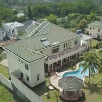 Inilah rumah Inggrid Kansil bersama suaminya, Wakil Ketua MPR RI Syarief Hasan. Hunian yang berada di kawasan Sentul, Jawa Barat, itu terdiri dari sebuah rumah utama yang dikelilingi beberapa bangunan kecil. Bangunan utama diisi interior mewah, salah satunya lampu kristal yang diimpor dari Ceko. Di halaman belakang rumah, terdapat kolam renang dengan beberapa pohon kelapa yang menghadirkan suasana tropis ala pantai. Kabarnya, rumah ini berdiri di atas lahan seluas 4.000 meter persegi. (Foto: YouTube/Trans7 Official)