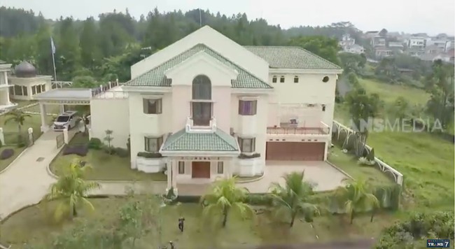 Inilah rumah Inggrid Kansil bersama suaminya, Wakil Ketua MPR RI Syarief Hasan. Hunian tersebut terdiri dari sebuah rumah utama yang dikelilingi beberapa bangunan kecil. (Foto: YouTube/Trans7 Official)