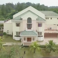 Inilah rumah Inggrid Kansil bersama suaminya, Wakil Ketua MPR RI Syarief Hasan. Hunian tersebut terdiri dari sebuah rumah utama yang dikelilingi beberapa bangunan kecil. (Foto: YouTube/Trans7 Official)
