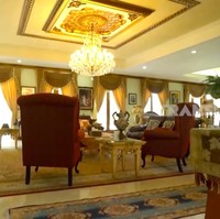 Interior bernuansa klasik-modern menjadi tema utama rumah tersebut. Lampu kristalnya saja didatangkan dari Ceko. Kebetulan omku tinggal di Ceko, jadi bisa pesan langsung, kata Inggrid di acara Sobat Misqueen. Ia mengaku, membelinya pada tahun 1990-an, ketika itu harganya masih Rp 20 jutaan. (Foto: YouTube/Trans7)