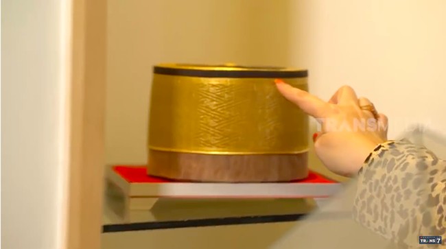 Sebuah songko dipajang di salah satu rak rumah. Bukan songko biasa karena terbuat dari emas dan merupakan warisan nenek moyang Syarief Hasan yang berasal dari Bugis. (Foto: YouTube/Trans7)