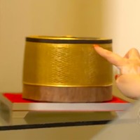 Sebuah songko dipajang di salah satu rak rumah. Bukan songko biasa karena terbuat dari emas dan merupakan warisan nenek moyang Syarief Hasan yang berasal dari Bugis. (Foto: YouTube/Trans7)