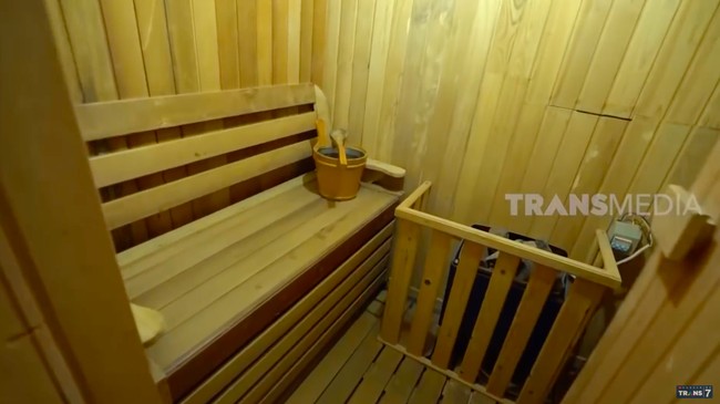 Tidak ketinggalan sebuah tempat sauna yang dapat memuat 2-3 orang. Kalau habis olahraga, biasanya sauna, kata ibu satu anak itu. (Foto: YouTube/Trans7)