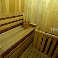 Tidak ketinggalan sebuah tempat sauna yang dapat memuat 2-3 orang. Kalau habis olahraga, biasanya sauna, kata ibu satu anak itu. (Foto: YouTube/Trans7)