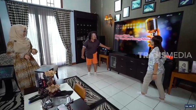 Sebuah ruangan didedikasikan sebagai tempat karaoke. Tak tanggung-tanggung, tv layar datar ukuran superbesar yang dipakai. (Foto: YouTube/Trans7)