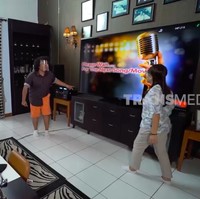 Sebuah ruangan didedikasikan sebagai tempat karaoke. Tak tanggung-tanggung, tv layar datar ukuran superbesar yang dipakai. (Foto: YouTube/Trans7)