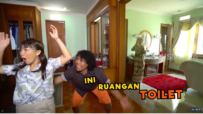 Terdapat walk-in closet yang terhubung langsung dengan kamar mandi. (Foto: YouTube/Trans7)