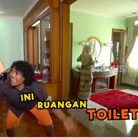 Terdapat walk-in closet yang terhubung langsung dengan kamar mandi. (Foto: YouTube/Trans7)