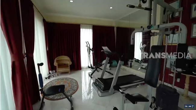 Rumah Inggrid Kansil juga dilengkapi dengan sebuah mini-gym. (Foto: YouTube/Trans7)