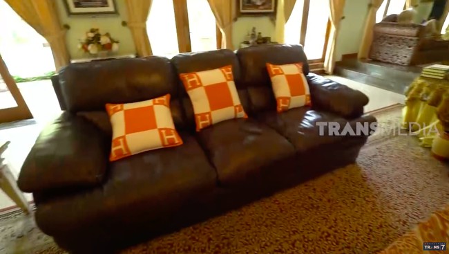 Ruang keluarga diisi sofa-sofa berukuran. Terdapat bantal bersarung Hermes yang mempertegas kesan mewah. (Foto: YouTube/Trans7)