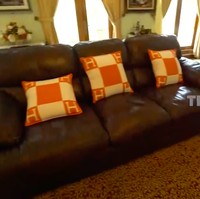 Ruang keluarga diisi sofa-sofa berukuran. Terdapat bantal bersarung Hermes yang mempertegas kesan mewah. (Foto: YouTube/Trans7)