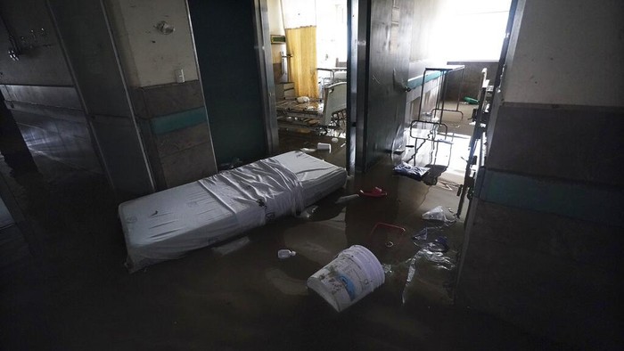 Rumah Sakit di Meksiko Terendam Banjir, Belasan Pasien Meninggal Banjir merendam rumah sakit di kawasan Tula, Meksiko. Akibatnya, belasan pasien dilaporkan meninggal imbas tak berfungsinya alat-alat medis di RS akibat banjir.