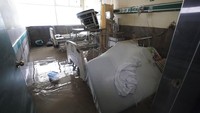 Banjir yang merendam rumah sakit itu mengakibatkan terjadinya pemadaman listrik sehingga alat-alat medis pun tak dapat beroperasi. 