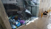  Diketahui, rumah sakit itu tengah merawat 56 pasien yang beberapa di antaranya merupakan pasien COVID-19. Banjir yang merendam rumah sakit tersebut membuat penanganan dan perawatan para pasien pun terganggu.