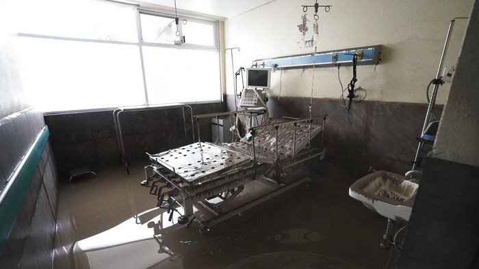 Rumah Sakit di Meksiko Terendam Banjir, Belasan Pasien Meninggal Banjir merendam rumah sakit di kawasan Tula, Meksiko. Akibatnya, belasan pasien dilaporkan meninggal imbas tak berfungsinya alat-alat medis di RS akibat banjir.