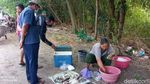 Saat Warga Berburu Ikan Teler Usai Bengawan Solo Tercemar Limbah Ciu