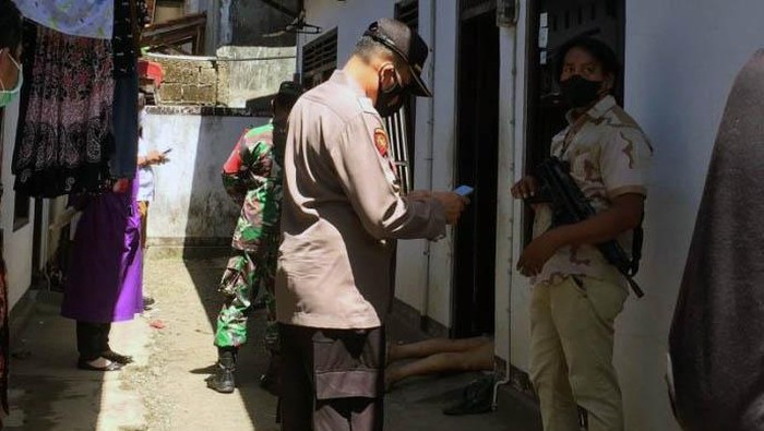 Sadis! Anak Bunuh Ibu Kandung di Cilacap Pembunuhan sadis terjadi di Kabupaten Cilacap, Jawa Tengah, siang tadi. Seorang anak tega menghabisi nyawa ibu kandungnya sendiri dengan parang.