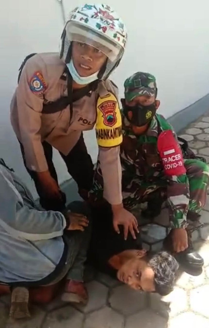 Sadis! Anak Bunuh Ibu Kandung di Cilacap Pembunuhan sadis terjadi di Kabupaten Cilacap, Jawa Tengah, siang tadi. Seorang anak tega menghabisi nyawa ibu kandungnya sendiri dengan parang.