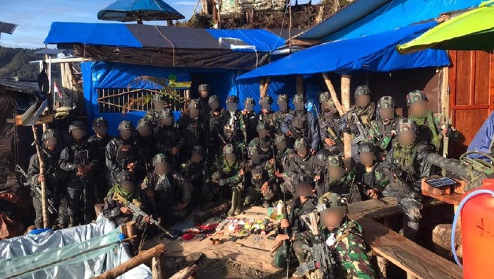 Satgas Pamtas Mobile Yonif Para Raider 501/BY menyita pistol hingga kapak diduga milik KKB saat mengintai sebuah honai di Intan Jaya. (situs Kostrad)