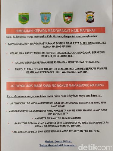 Sejumlah personel TNI berpatroli dan menempelkan selebaran ajakan kepada warga untuk kembali ke kampung. (dok Kodam Kasuari)