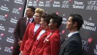 Zaman dulu, pramugari maskapai Inggris Virgin Atlantic memakai seragam berupa blazer longgar. Namun desainer John Rocha mulai memperkenalkan blazer yang lebih ramping dengan bentuk V di bagian depan. Tujuannya supaya para pramugari ini terlibat lebih formal tapi tetap santai. Foto: Dok. Brightside