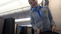 Seragam pramugari maskapai Jepang, ANA (All Nippon Airways), diekbangkan oleh desainer Prabal Gurung, yang jadi favorit Lady Gaga. Warna abu-abu muda sangat serasi dipadu dengan logo ANA yang bernuansa biru. Scarf yang digunakan bermotif bunga untuk menghormati budaya Jepang. Foto: Dok. Brightside