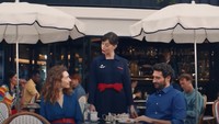Warna dasar maskapai Air France adalah biru tua. Warna ini sudah dipakai oleh perusahaan dan pramugarinya selama lebih dari 70 tahun. Desainer Christian Lacroix menambahkan sabuk merah di seragam pramugarinya. Alasannya supaya si pramugari lebih mencolok dan mudah dicari oleh penumpang. Foto: Dok. Brightside