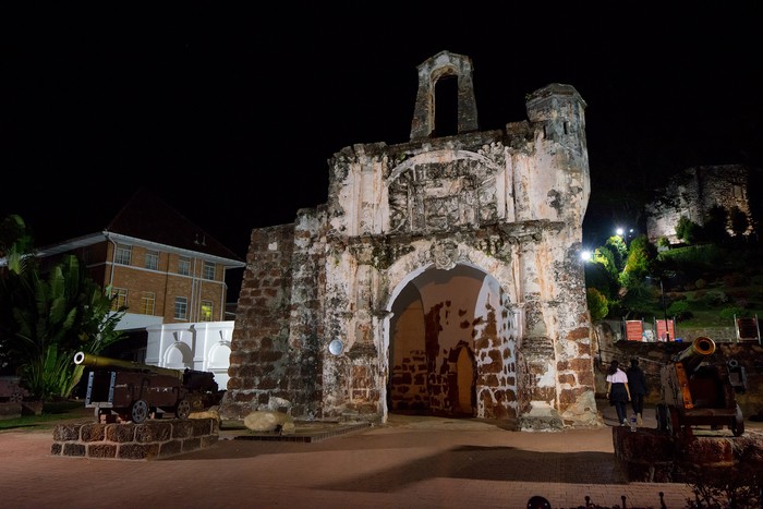Sisa gerbang Benteng A Famosa, benteng pertahanan Portugis di Malaka. Benteng ini dibangun tahun 1511 oleh 1.500 budak dan dihancurkan tahun 1807.