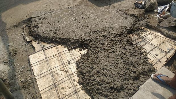 Sisa pekerjaan galian di depan Gang 27, Jl Pademangan III, Pademangan Timur, Jakarta.