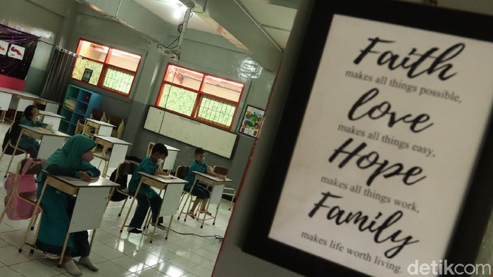 Siswa di Bandung senang bisa kembali sekolah tatap muka