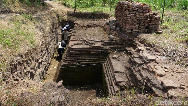 Situs Kumitir Mojokerto Situs Kumitir seluas 6,4 hektare di Kecamatan Jatirejo, Mojokerto diyakini bekas istana Bhre Wengker. Ia merupakan paman Raja Majapahit, Hayam Wuruk.