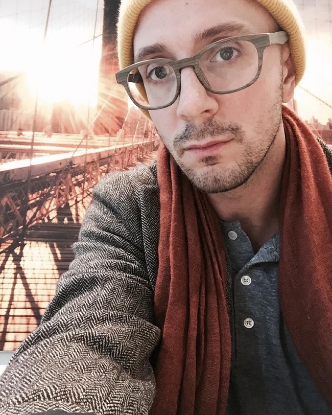 Itu aneh. Itu tidak menyenangkan. Itu aneh dan tidak nyata. Aku pikir mungkin karena Blues Clues dan rumor itu dimulai di era internet menjadi teman orang mencari berani, ungkapnya kepada Dailymail. Foto: Instagram @steveburnsalive