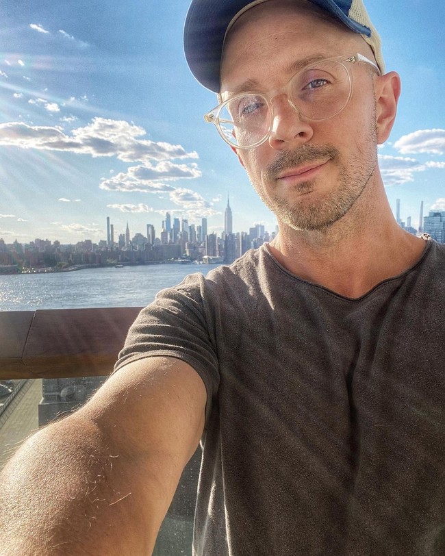 Kepergian Steve Burns dari acara Blues Clues pun kembali jadi perbincangan. Sebelumnya banyak rumor mengenai kabar terbaru yang disebut sudah meninggal. Foto: Instagram @steveburnsalive