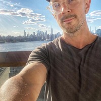 Kepergian Steve Burns dari acara Blues Clues pun kembali jadi perbincangan. Sebelumnya banyak rumor mengenai kabar terbaru yang disebut sudah meninggal. Foto: Instagram @steveburnsalive