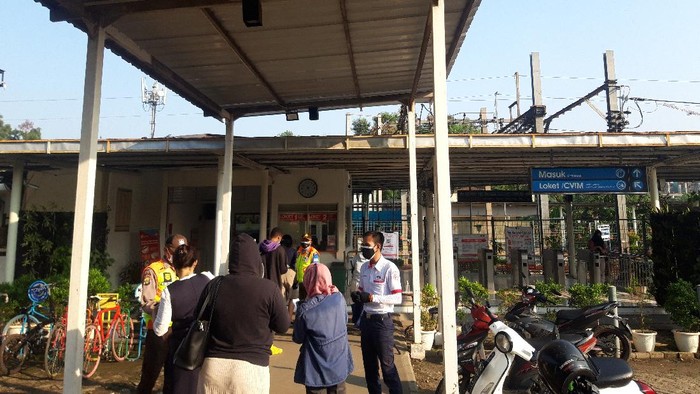 Suasana calon penumpang KRL di Stasiun Jurangmangu, Tangsel