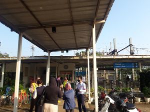 Syarat Naik KRL Tak Lagi STRP, Begini Suasana di Stasiun Jurangmangu Pagi Ini