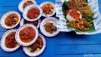 Kami mencoba nasi rames dengan nama Super Simpel ini. Isiannya ada seporsi nasi putih, mie goreng, tumis buncis, kentang goreng balado dan telur dadar keriting. Tak hanya itu, menu ini juga dilengkapi kuah sambal yang bisa dipilih level pedasnya dan tambahan sambal terasi. Foto: detikFood/Devi S. Lestari